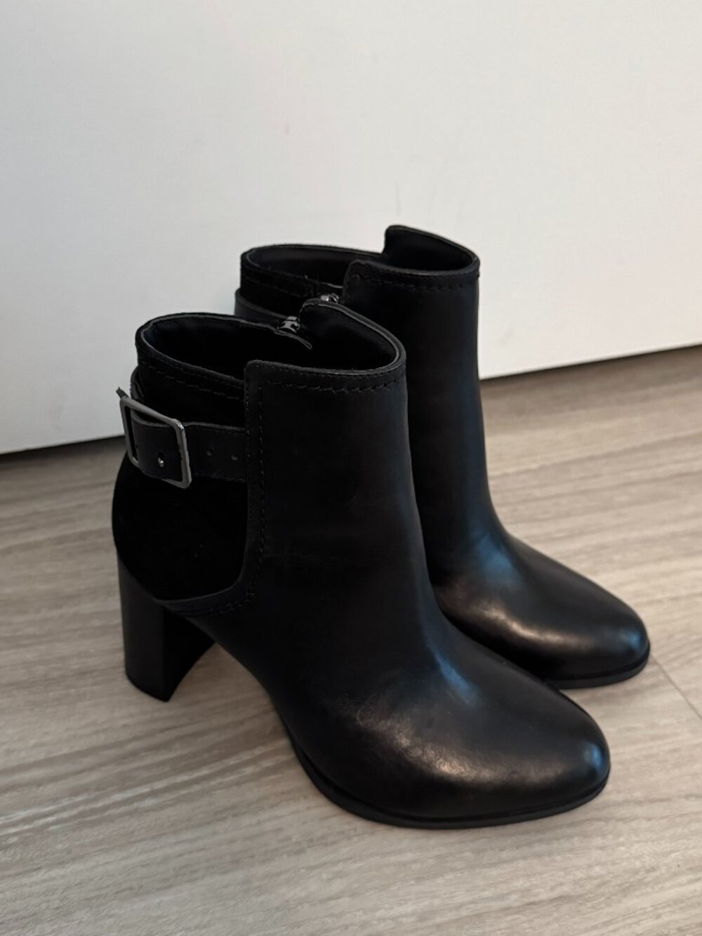 Clarks Women Boots size 6.5 like-new BLK